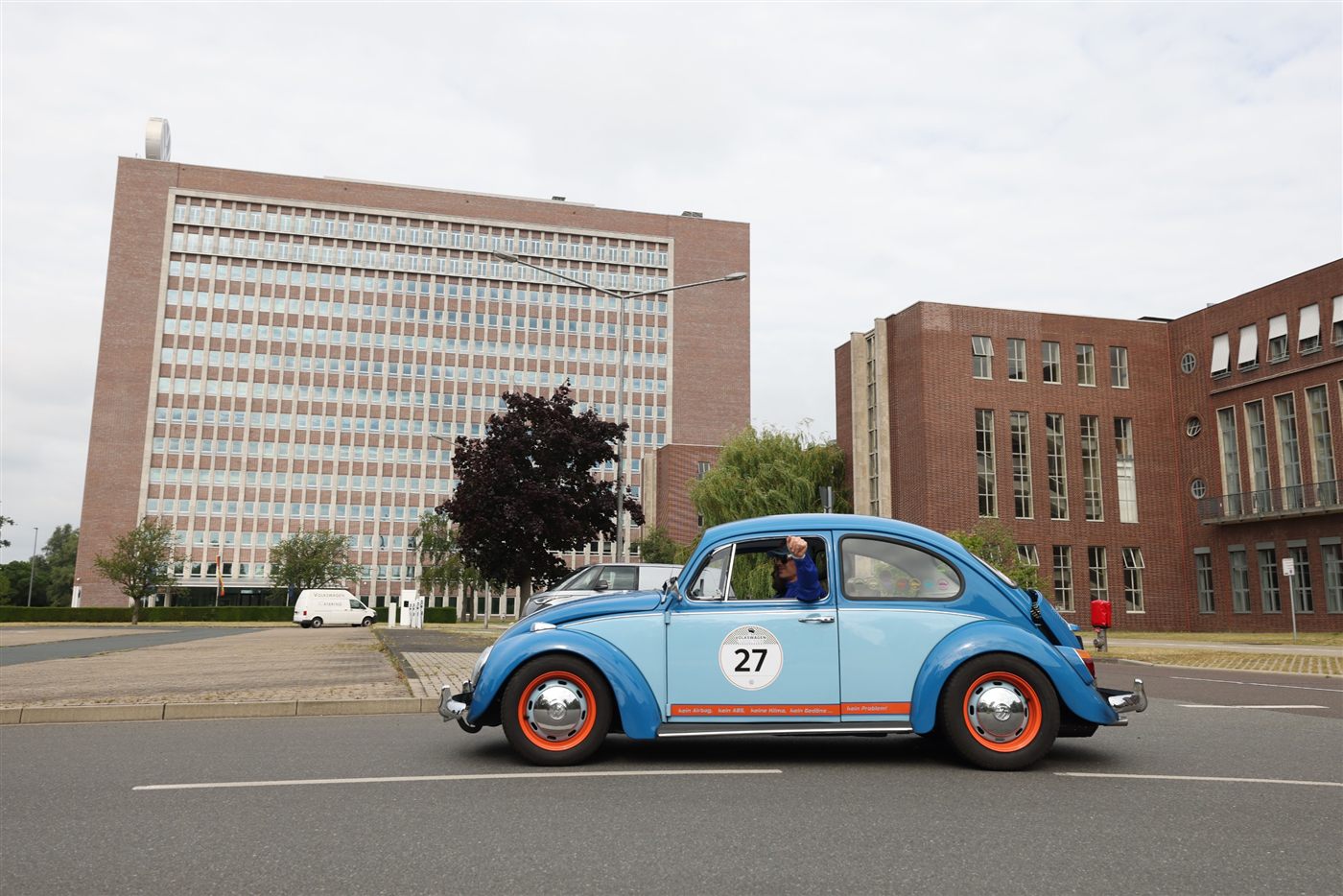 Der 69er Käfer mit Startnummer 27 vor dem VW-Gebäude in Wolfsburg